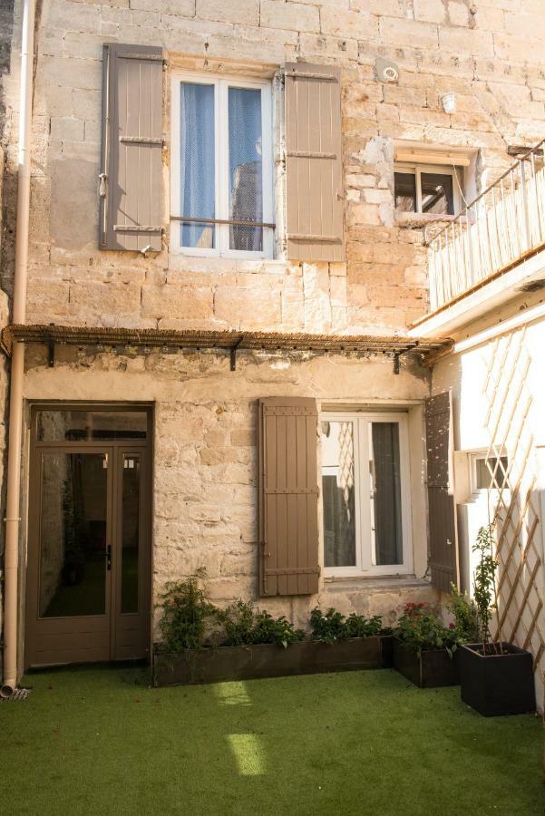 Les Suites Du 17 Aigues-Mortes Exterior photo